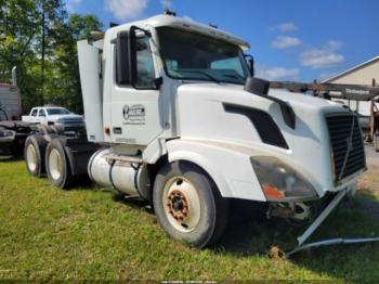  Salvage Volvo Vn