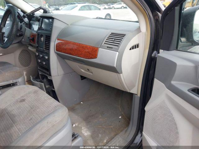 Chrysler Town & Country Touring Image 8