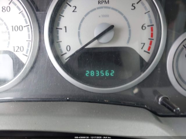 Chrysler Town & Country Touring Image 9