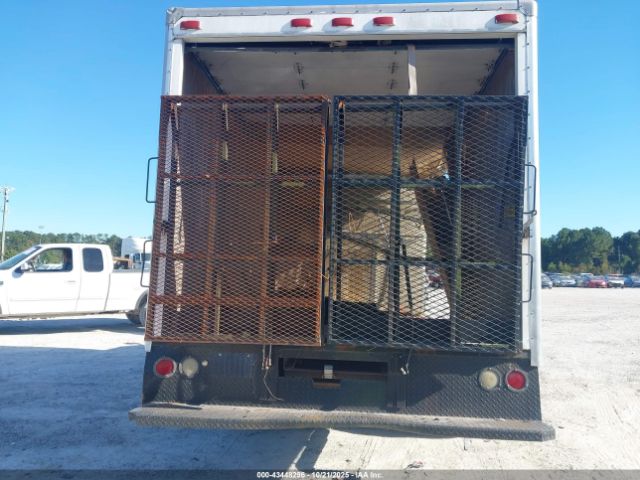 Chevrolet Express Image 5