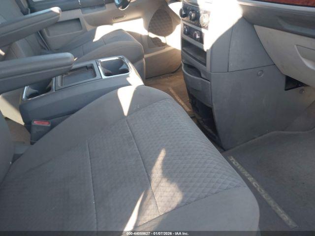 Chrysler Town & Country Touring Image 8