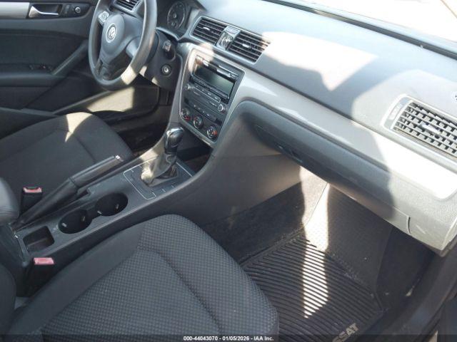 Volkswagen Passat S Image 10