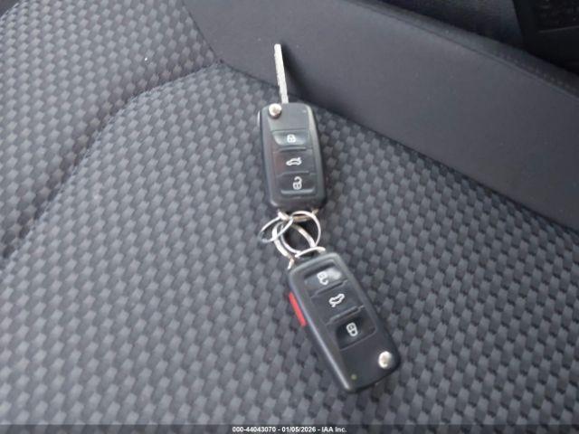 Volkswagen Passat S Image 8