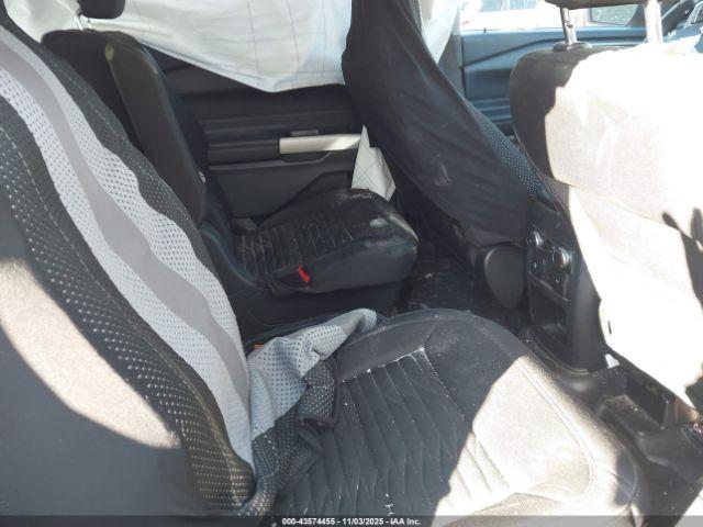 Ford Explorer Xlt Image 13