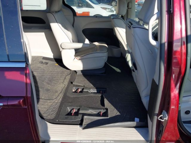 Chrysler Pacifica Limited Image 2