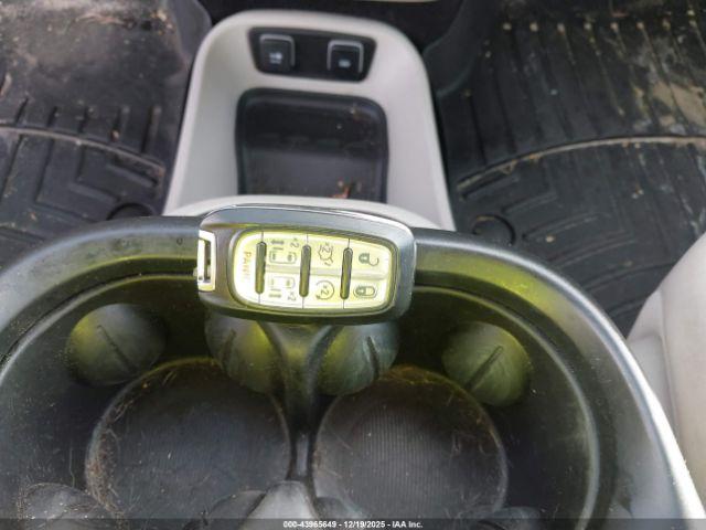 Chrysler Pacifica Limited Image 16